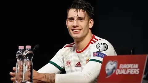 张伟丽澳门女子草量级格斗赛夺冠，喜极而泣！